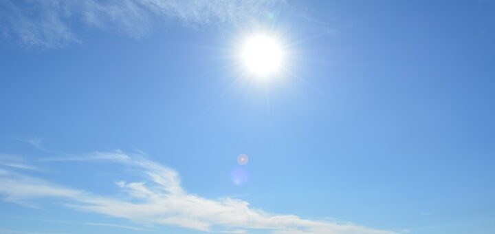 Blauer Himmel, Sonne, Wolken, Meer