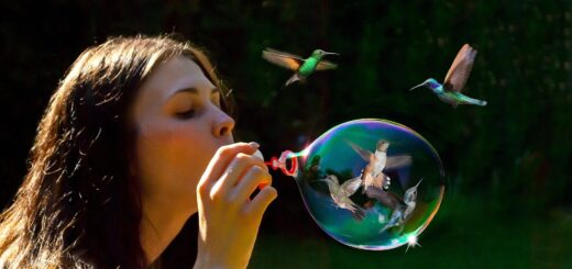 Frau macht eine Seifenblase, darin und darum Kolibris